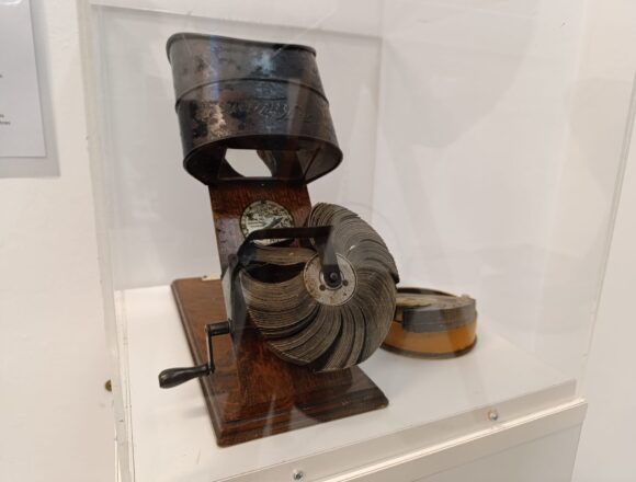 Una kinora de 1902 y un visor estereoscópico de los 70 se suman a la colección fotográfica de Grau