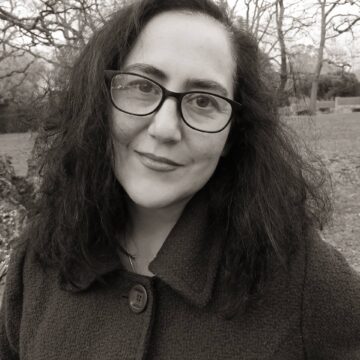 Ana Lamela presenta en Grau su poemario bilingüe ‘Por mí volvería a nacer/Por mí diba a volver a nacer’