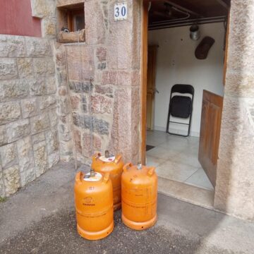 bombonas Vecinos de Yernes y Tameza denuncian que han dejado de repartir el butano