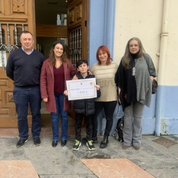 Grau dona a la protectora de animales moscona el dinero recaudado en la San Silvestre