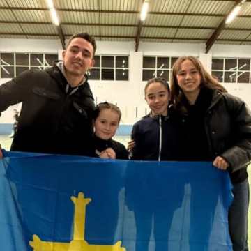 image Las patinadoras mosconas Candela Peral y Claudia López, con los campeones mundiales Héctor Díez y Sira Bello