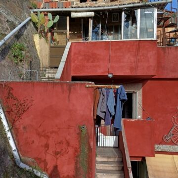 Los bomberos precintan la casa cuyo desván se derrumbó en Trubia
