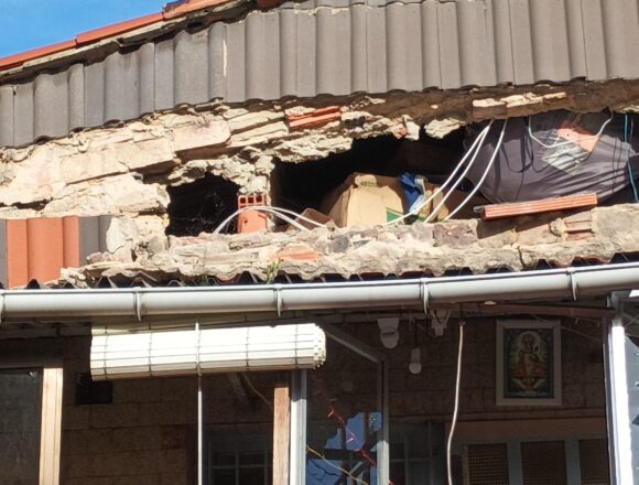 Los bomberos desalojan a tres familias en Trubia tras el derrumbe de un desván