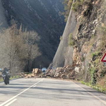 WhatsApp Image 2026-02-22 at 11.41.32 Un argayo de rocas y piedras se desploma sobre la AS-15 y corta totalmente el tráfico