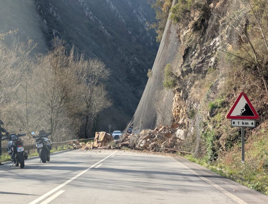 Un argayo de rocas y piedras se desploma sobre la AS-15 y corta totalmente el tráfico