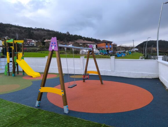 Candamo culmina la mejora los parques infantiles de San Román, Cuero y Llamero