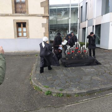 entierro candamo 2 Vecinos de Candamo ‘entierran’ los eólicos en Grullos