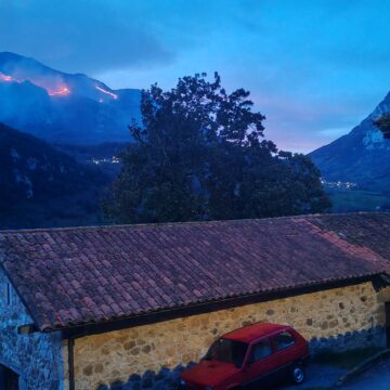 Un incendio afecta desde ayer a zona de monte en Quirós y Proaza