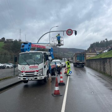 Cangas renueva la red semafórica de sus principales travesías tras casi 30 años