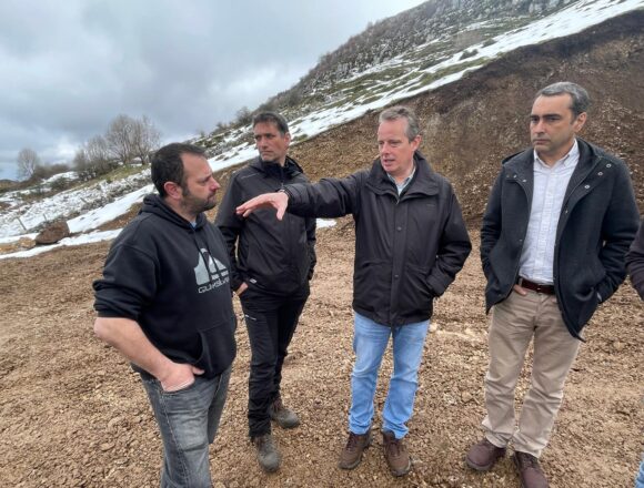 2026_03_11 consejero visita quiros 1 Medio Rural culminará «en semanas» el acceso a pastos de la sierra del Aramo, en Quirós