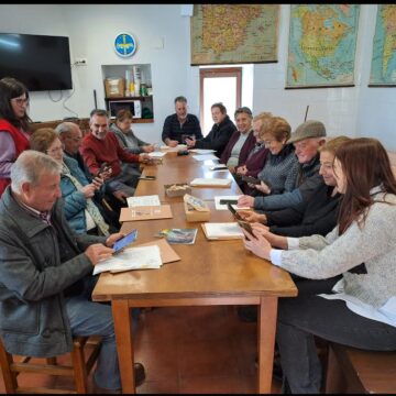 Los vecinos vuelven a la escuela en Cortes