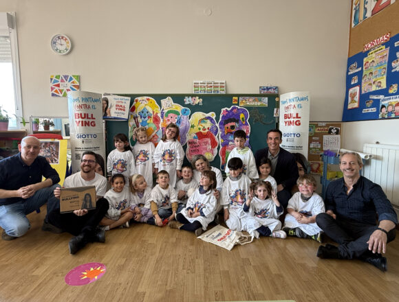 El colegio Bernardo Gurdiel de Grau acoge la entrega de premios de “Pinta contra el bullying”