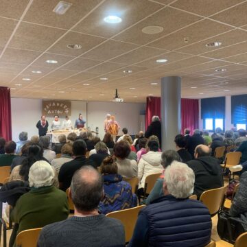 Quirós celebró el 8-M con la puesta de largo del grupo de teatro de Rompiendo Distancias