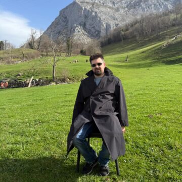 adrian matrix IU lanza un vídeo contra Mercosur con el alcalde de Teverga como el Neo de Matrix