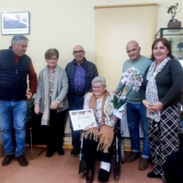 mujer del año las regueras hoy Feli González Tamargo recibe el galardón Mujer del Año de Las Regueras 2026