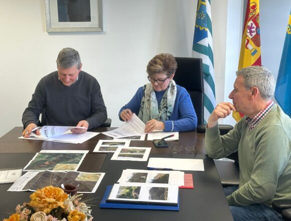 2026_02_20 Director Banco Tierras convenio Las Regueras Las Regueras actualizará el uso del monte La Parra, en Valduno