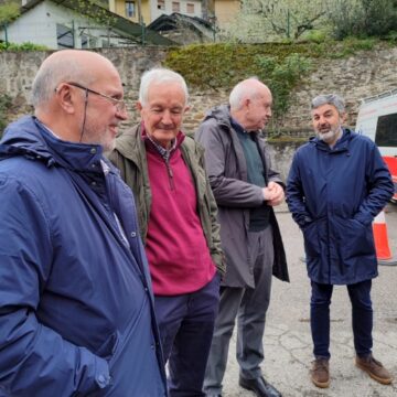 Captura de pantalla_11-4-2026_71211_web.whatsapp.com Los antiguos alumnos de Limés (Cangas) se reencuentran hoy para una comida de hermandad
