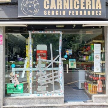 Entran a robar en la carnicería Sergio, en Trubia, por el método de alcantarillazo