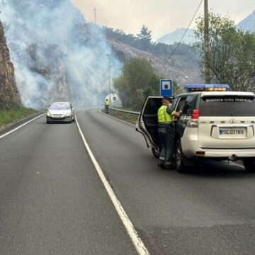 Captura de pantalla_7-4-2026_18437_web.whatsapp.com Se dispara en extensión el incendio de Belmonte y en Tineo el fuego corta la AS-15
