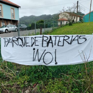 Pancarta baterias (1) La empresa del parque de baterías de Casazorrina, en Salas, abandona el proyecto