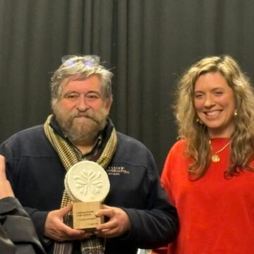 Lisardo Lombardía, premio ‘La Flor de Grau’ por «ser culpable del reconocimiento que vive el folclore asturiano»