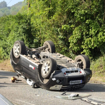 Vuelca un coche al colisionar en el cruce de Las Cuestas (Trubia) con otro vehículo
