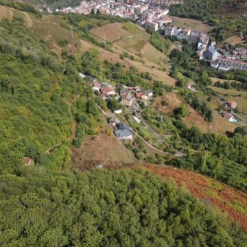 Desbroce perimetral de Llamas de Ambasaguas, en Cangas, para alejar a los osos