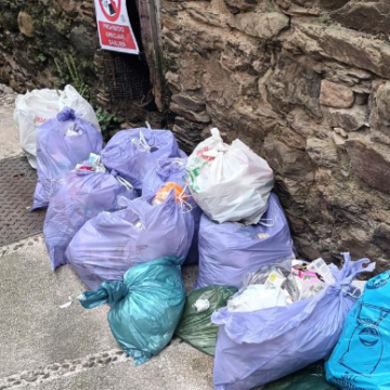 Cangas multará a los vecinos que depositan las basuras fuera de zona y horario