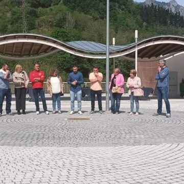 Quirós inaugura su plaza, que recuerda el primer mercado de la villa, cuando era una ‘Pola’