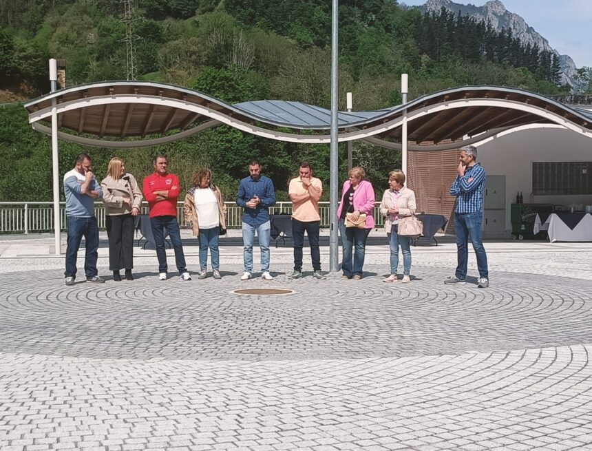 Quirós inaugura su plaza, que recuerda el primer mercado de la villa, cuando era una ‘Pola’