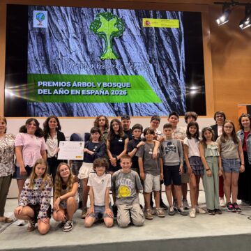 El colegio de Las Regueras recibe en Madrid el premio Bosque Urbano del Año en España 2026