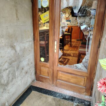 Roban la caja registradora tras romper la puerta del bar La Merced, en Grado