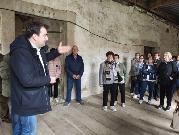 Los mayores de Proaza y su alcalde, Fernando Figaredo, de excursión a Salas