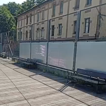 Oviedo mejora con paneles el cierre de la piscina de Trubia