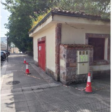 Vecinos del barrio de Cataluña, en Trubia, denuncian el abandono del depósito de aguas residuales
