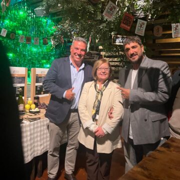 Antonio Orozco degusta el Queso de Fuente