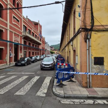 calle el rio trubia Dos aceras cerradas en Junigro, en Trubia, por riesgo de caída de cascotes