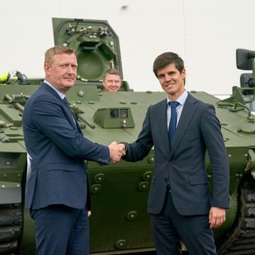 Las Fuerzas Armadas de Letonia reciben el primer HUNTER fabricado por Santa Bárbara