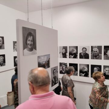 El IES César Rodríguez de Grau inaugura una exposición con fotografías de los mayores de la villa