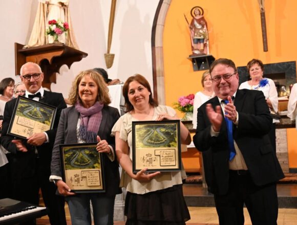 coro las regueras placas El Encuentro Coral de Las Regueras reunió a tres agrupaciones de Asturias y Madrid en una jornada de música y convivencia