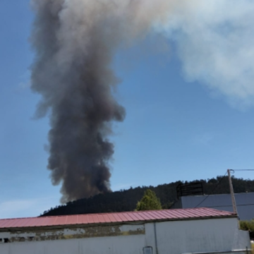 image Bomberos de Grado y dos helicópteros trabajan en la extinción de un incendio en el desfiladero de Peñaflor