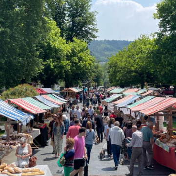 La Feria de Artesanía de Santiago reunirá este domingo en Grau a decenas de artesanos y talleres en vivo
