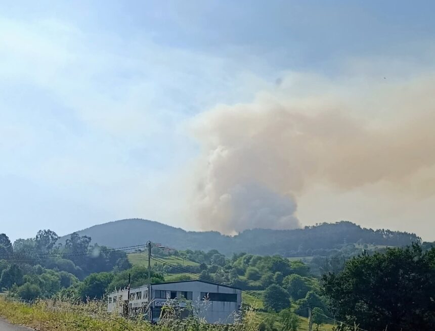 Un incendio en el La Cabruñana, en Grado, obliga a cortar la N-634
