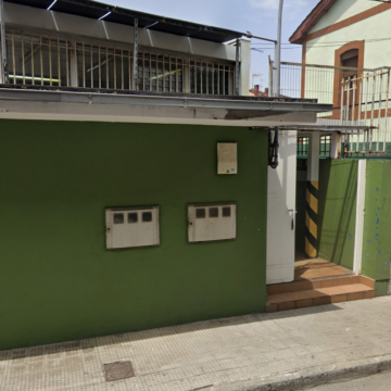 Acceso piscina de Trubia La piscina de Trubia, cerrada por vandalismo