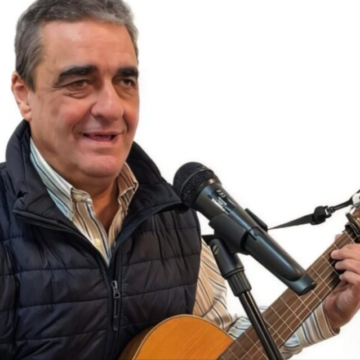 El cantautor trubieco Pepito canta a Colunga y a San Juan de la Arena
