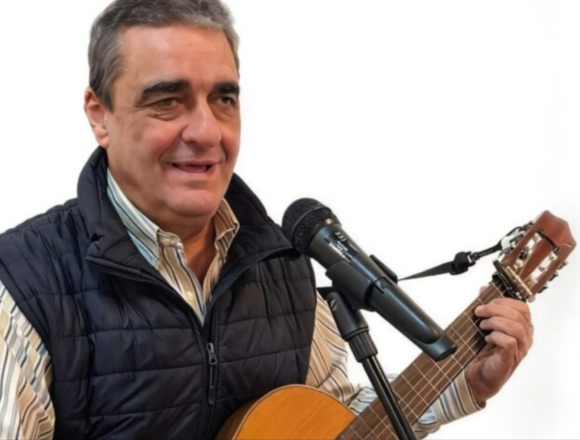 El cantautor trubieco Pepito canta a Colunga y a San Juan de la Arena