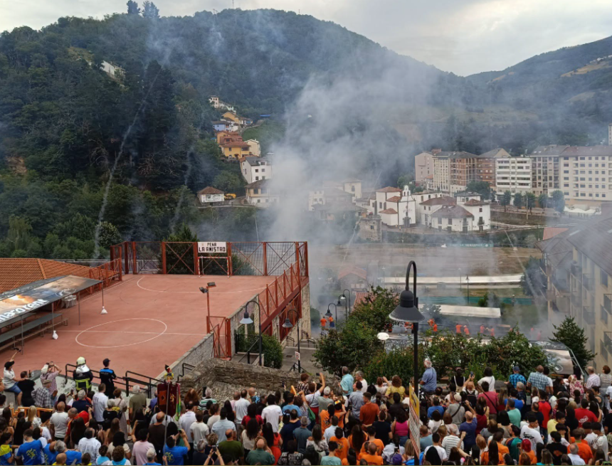 image Más de 100 efectivos velarán por la seguridad durante la Descarga, que se celebra hoy en Cangas