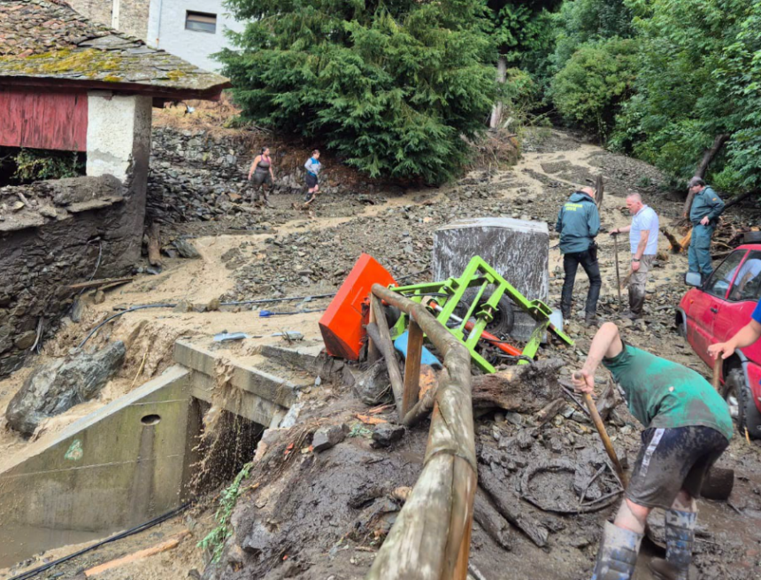 Desastre en Llamera, en Cangas, por una riada a consecuencia de las fuertes tormentas de ayer