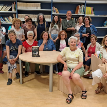 La escritora Carmen Macedo se reúne con las lectoras quirosanas