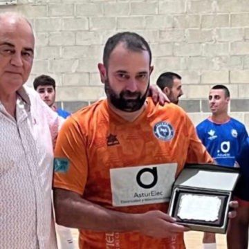 El Arenas de Manzaneda homenajea al que fue su portero durante 9 años, Rodrigo Suárez, alcalde de Quirós